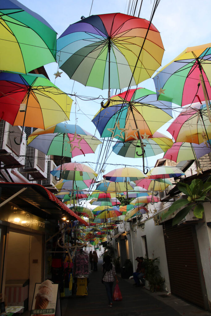 Farbenfrohe Gasse mit Regenschirmen