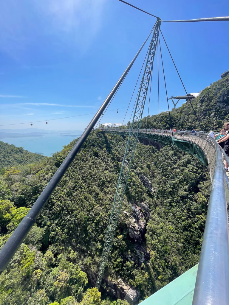 Die geschwungene Panoramabrücke