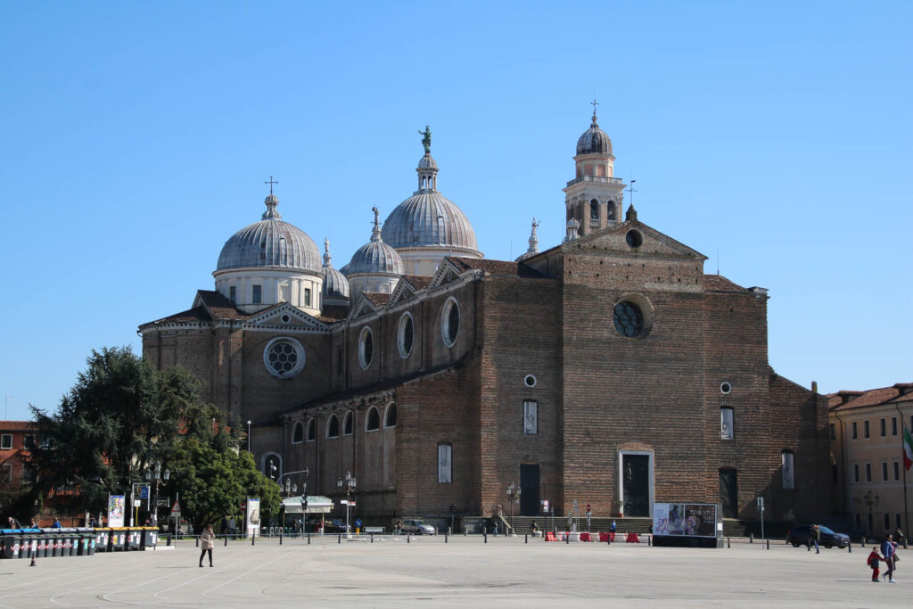 Eine der vielen Kirchen der Stadt