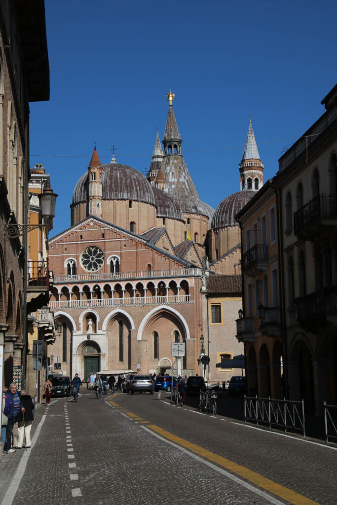Blick auf die Basilika des Heiligen Antonius