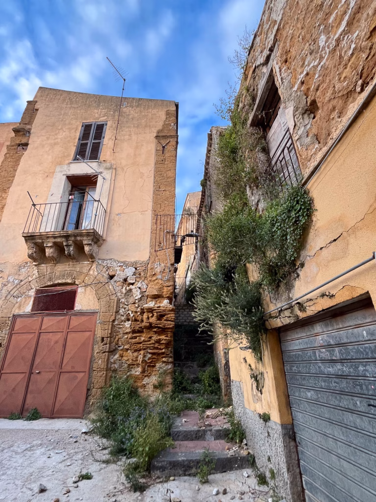 Wenig genutzte Gasse in Agrigent