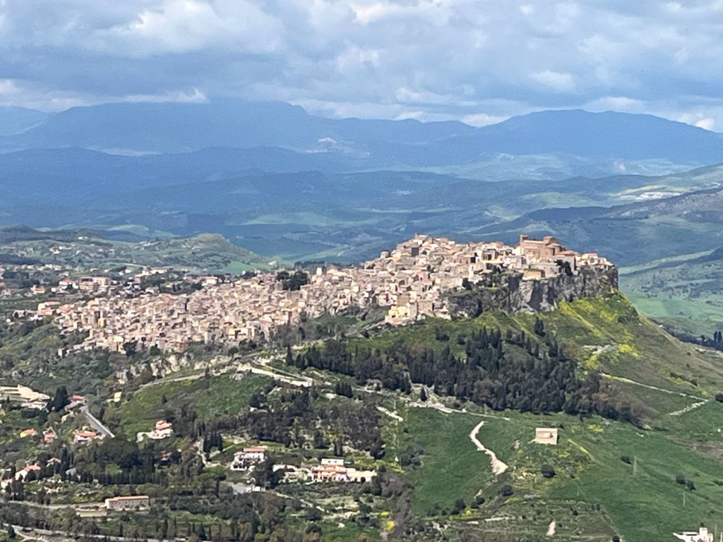 Blick auf eine typische Bergstadt