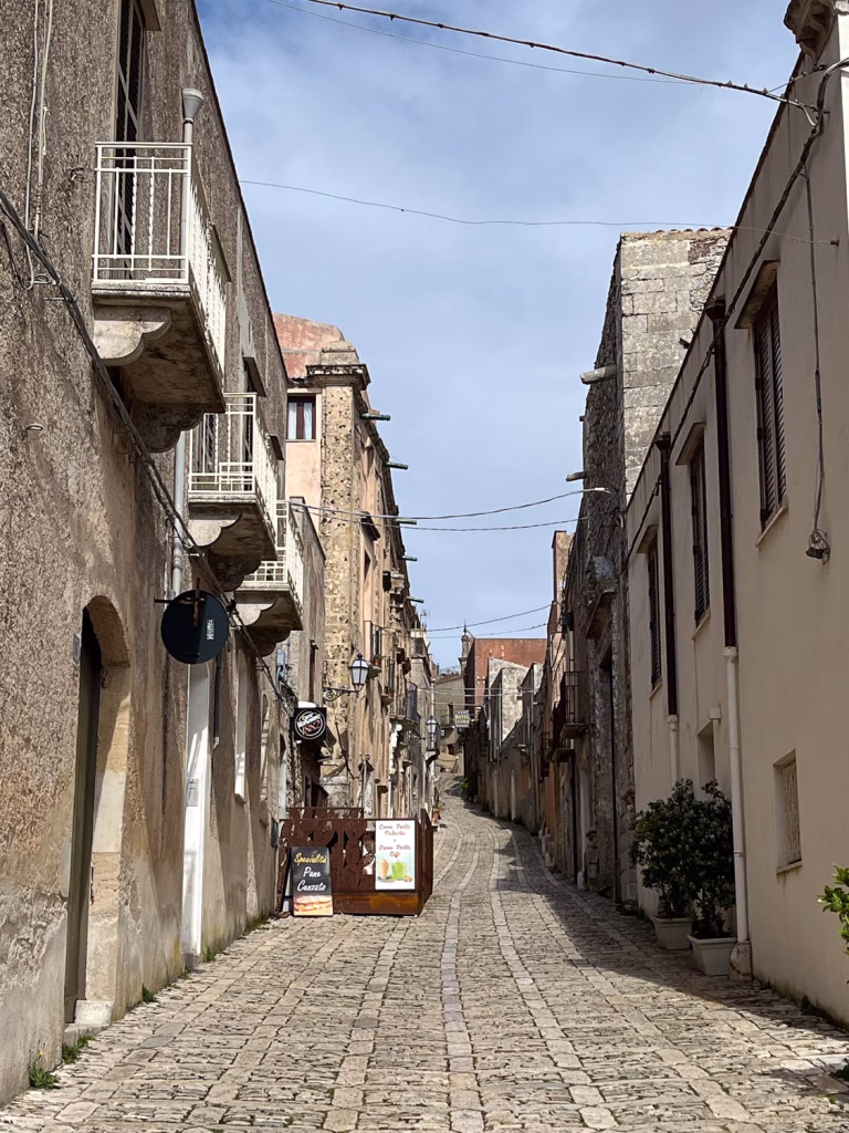 Eine der engen Gassen in Erice
