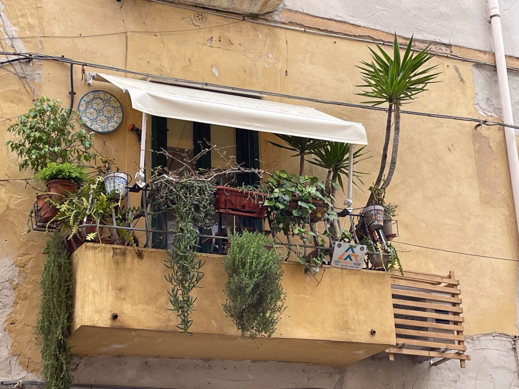 Balkon Trapani - typisch mit Blumen