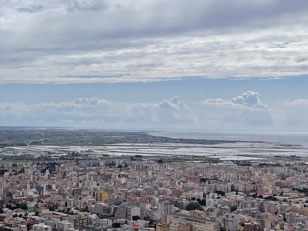 Blick auf Trapani und die Salzfelder