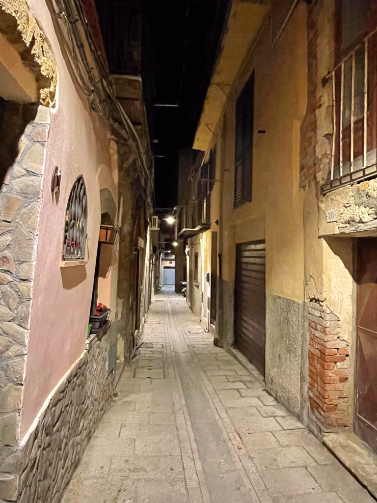 Schmale Gasse in Agrigento