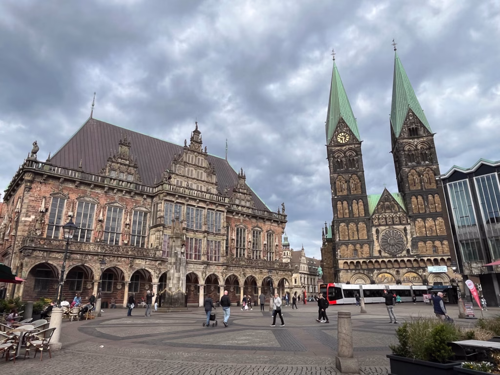 Marktplatz mit Rathaus und Dom