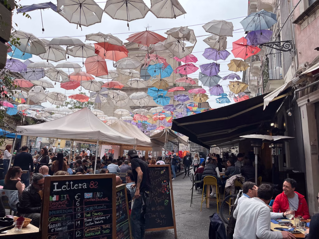 Ein belebter Platz in Catania