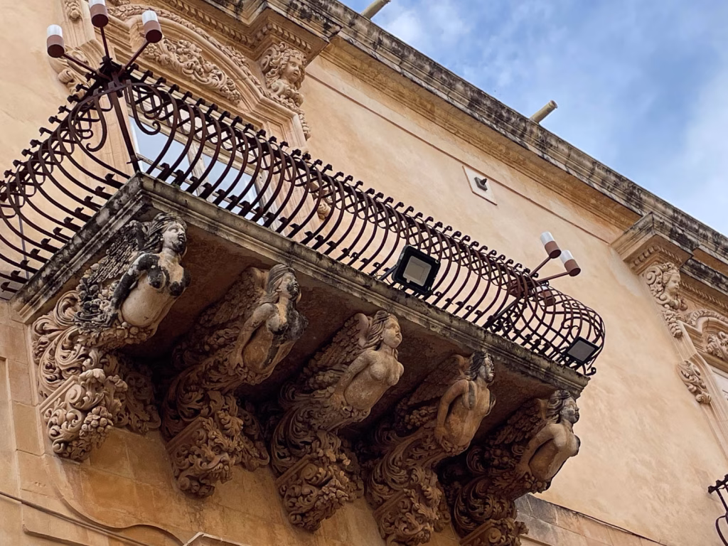 Berühmte Balkonfresken in Noto