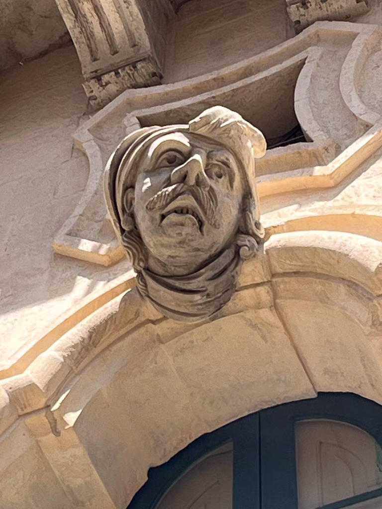 Ragusa ist bekannt für solche Kopf-Verzierungen