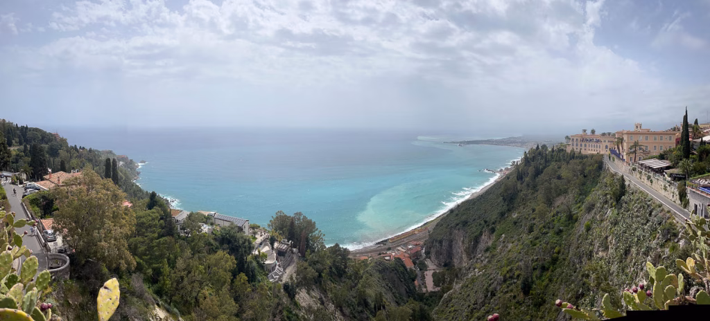 Blick von Taormina auf die Küste