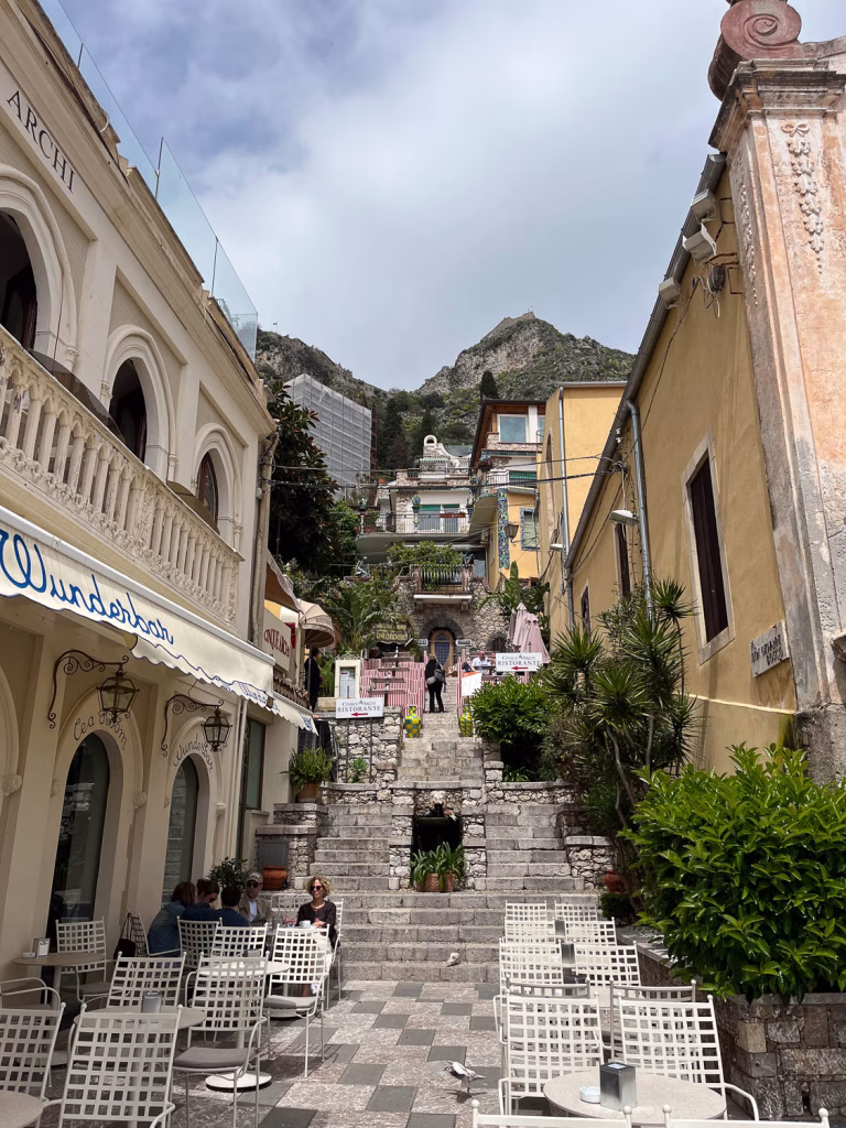 Lokale in steilen Gassen in Taormina
